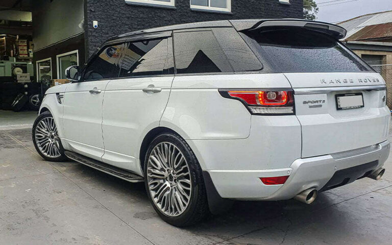 Why Do Range Rover Rims Lose Shine So Quickly in Dubai?