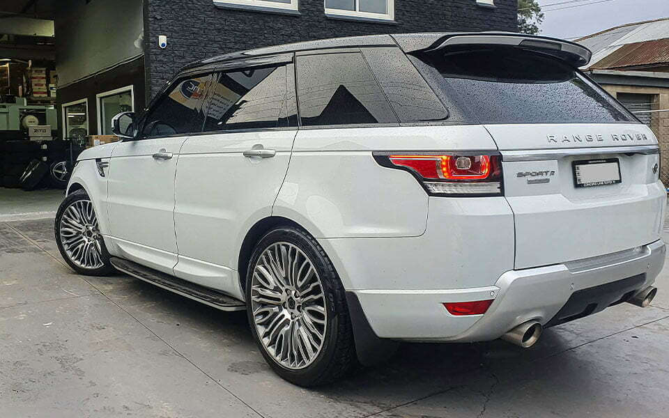 Why Do Range Rover Rims Lose Shine So Quickly in Dubai?